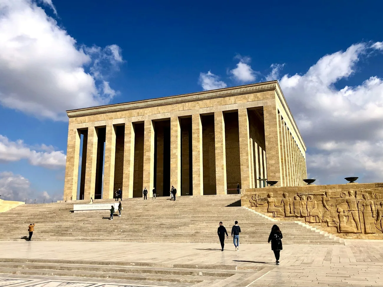 Anıtkabir i Ankara med lys søylehall og folk på den åpne plassen