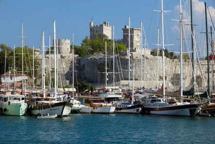 Bodrum-borgen rager over master og trebåter i marinaen nedenfor