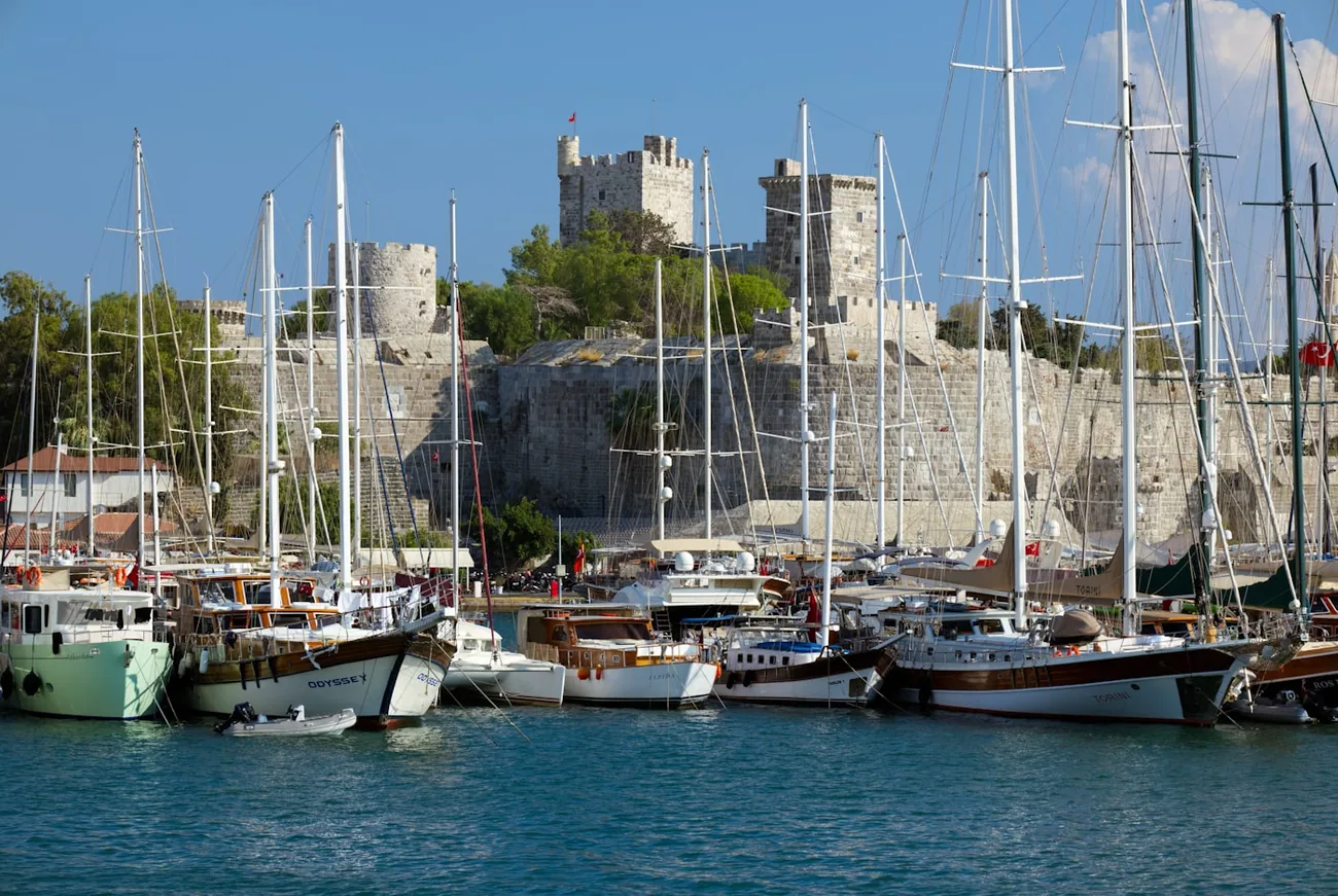 Bodrum-borgen rager over master og trebåter i marinaen nedenfor