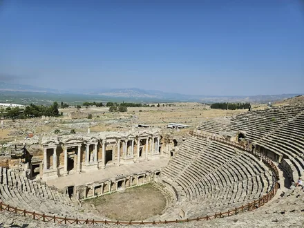 Det romerske teatret i Hierapolis med utsmykket scenebygg over den åpne sletta