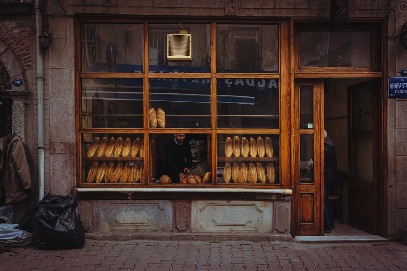 Bakervindu fullt av nybakt brød i basargata Anafartalar i Kemeraltı