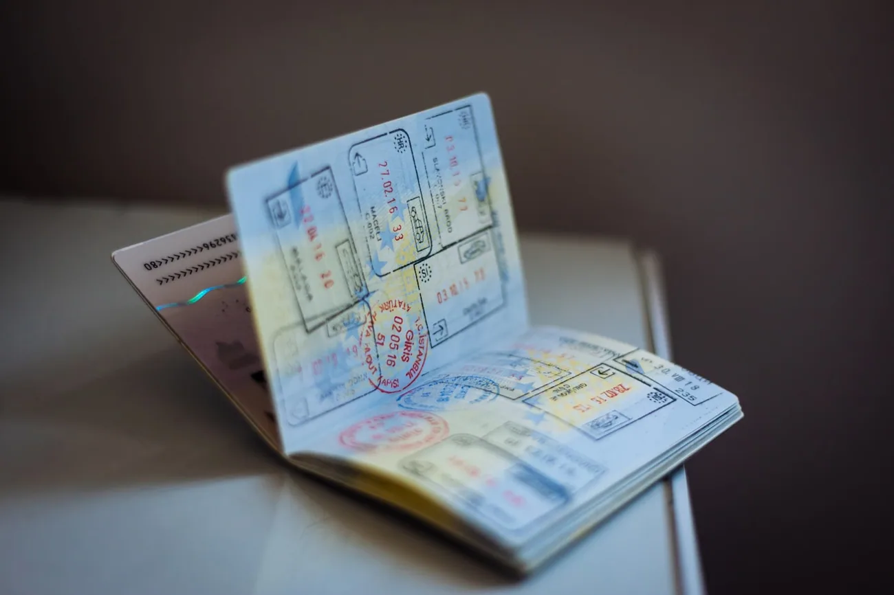 Åpent pass fullt av innreisestempler og visummerker