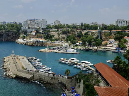 Den gamle havna i Kaleici i Antalya med båter tett i tett under klippene