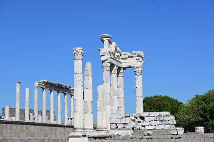 Gjenreiste søyler i Trajan-tempelet på akropolis i Bergama