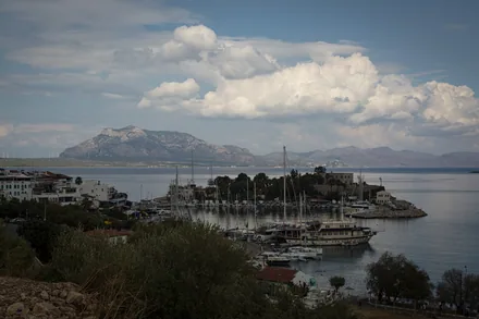 Småbåthavnen i Datça på den smale halvøya, med fjell i disen bak