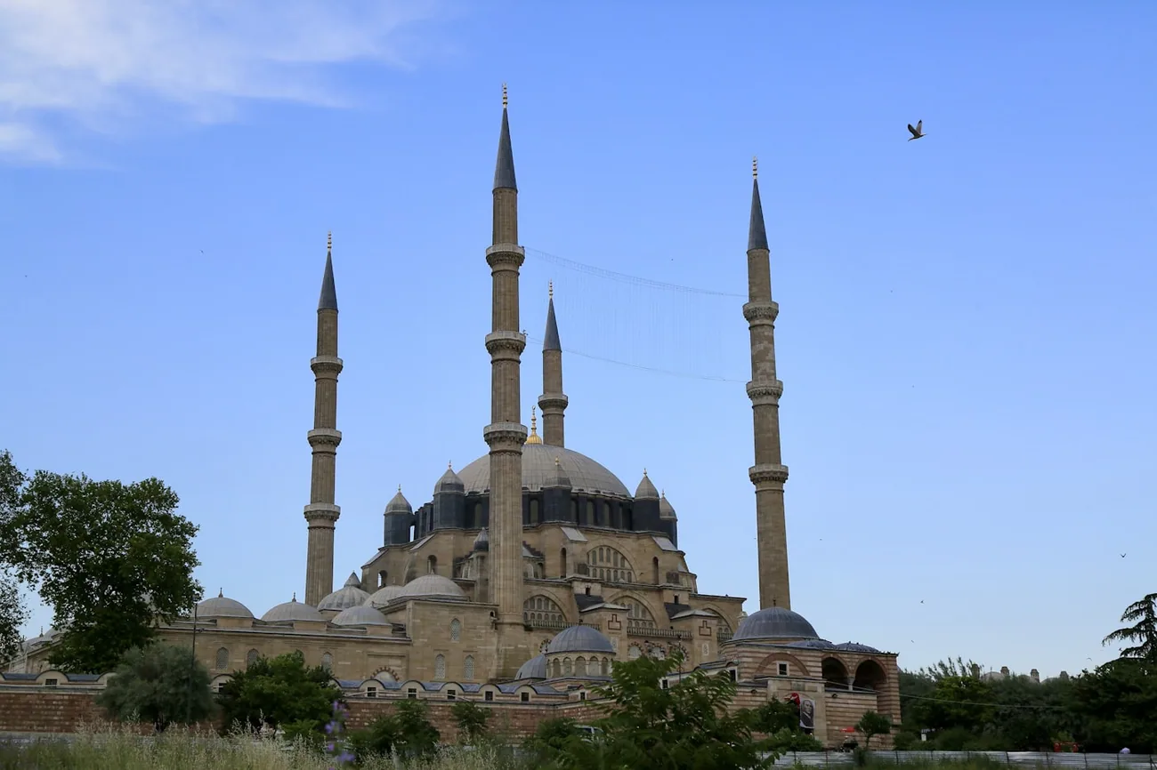 Selimiye-moskeens fire slanke minareter rundt den store kuppelen i Edirne