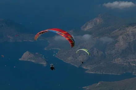 Paraglidere svever over Ölüdeniz-bukta og fjellene ved Fethiye