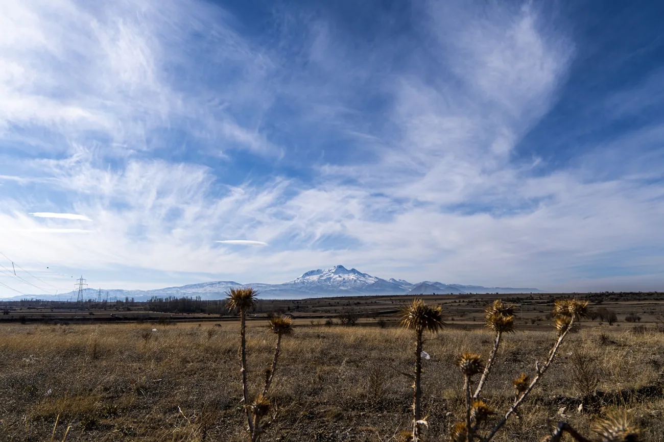 Den snødekte vulkanen Erciyes over den tørre sletta utenfor Kayseri