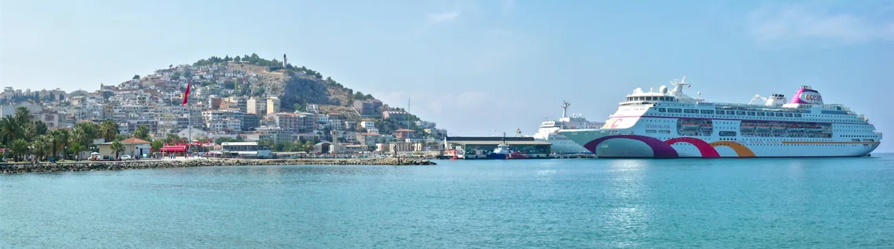 Cruiseskip ved kai i Kuşadası med den hvite byen i bakkene bak