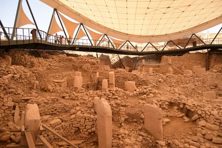 T-formede steinpilarer i utgravningene på Göbekli Tepe under det moderne taket