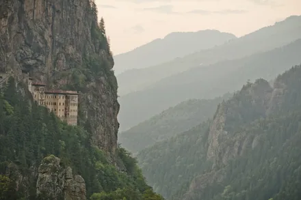 Sumela-klosteret klistret til den bratte fjellveggen over skogkledde åser ved Trabzon