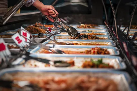Varmt buffetbord med serveringstenger på et hotell