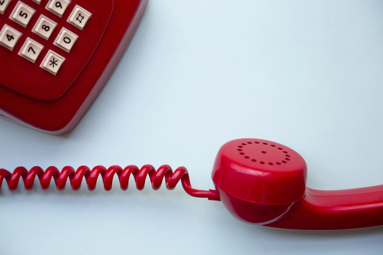 Rød telefon med røret av kroken – nødnumre du bør kunne