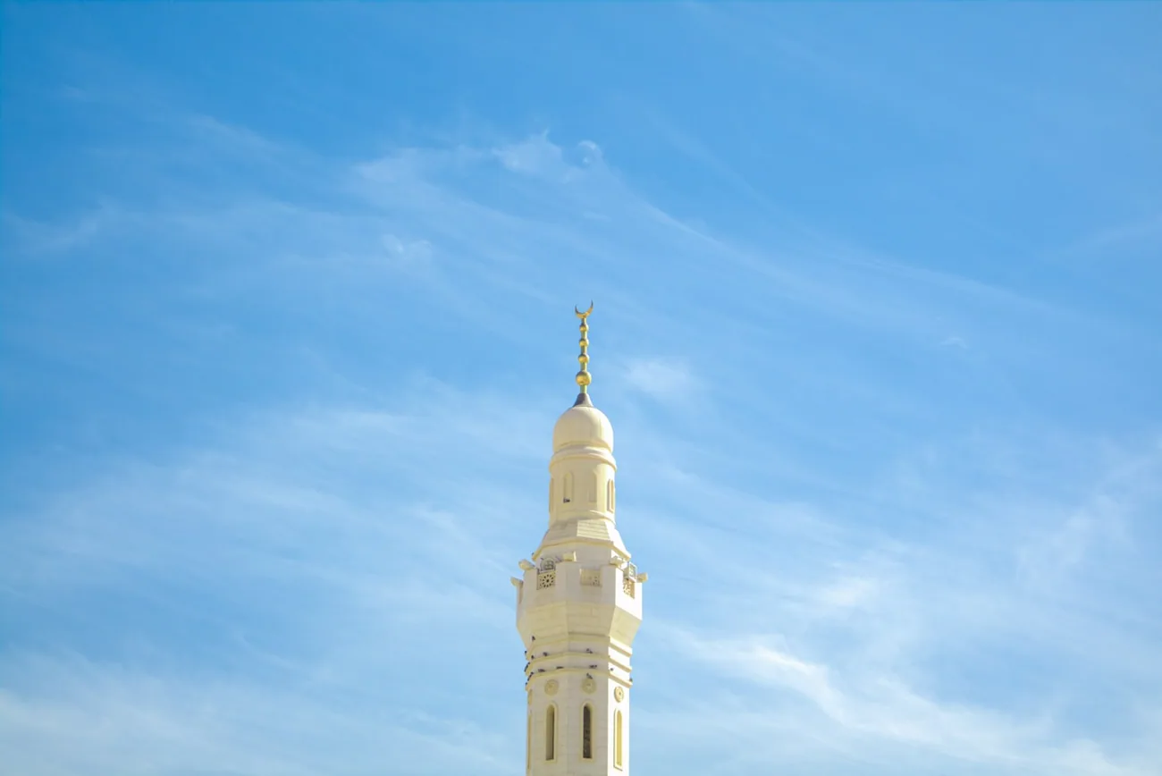 Minaret mot blå himmel – herfra lyder bønneropet fem ganger daglig
