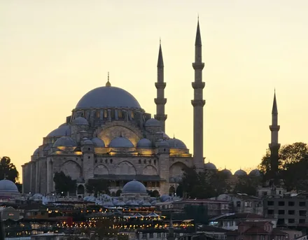Süleymaniye-moskeen i Istanbul badet i gyllent lys like før solen går ned