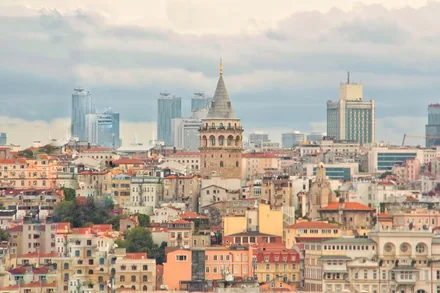 Galatatårnet med moderne skyskrapere i bakgrunnen i Istanbul