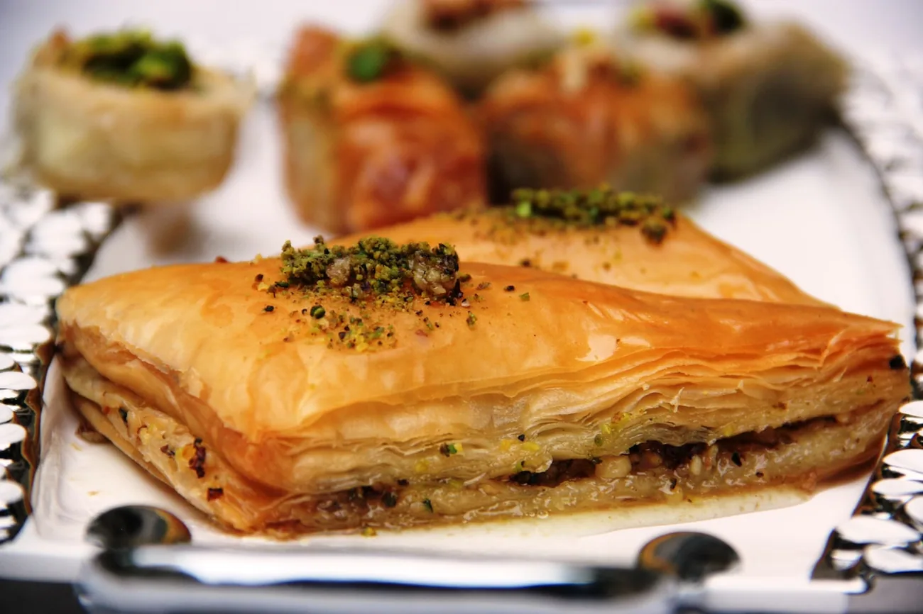 Baklava med pistasj på tallerken, kjennemerket til kjøkkenet i Gaziantep