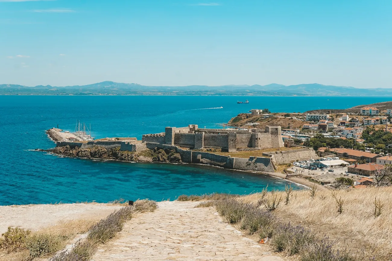 Festningen på neset i Bozcaada med havnebyen og turkist hav rundt