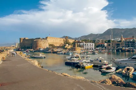Havna i Kyrenia med borgen og fjellene bak, full av småbåter
