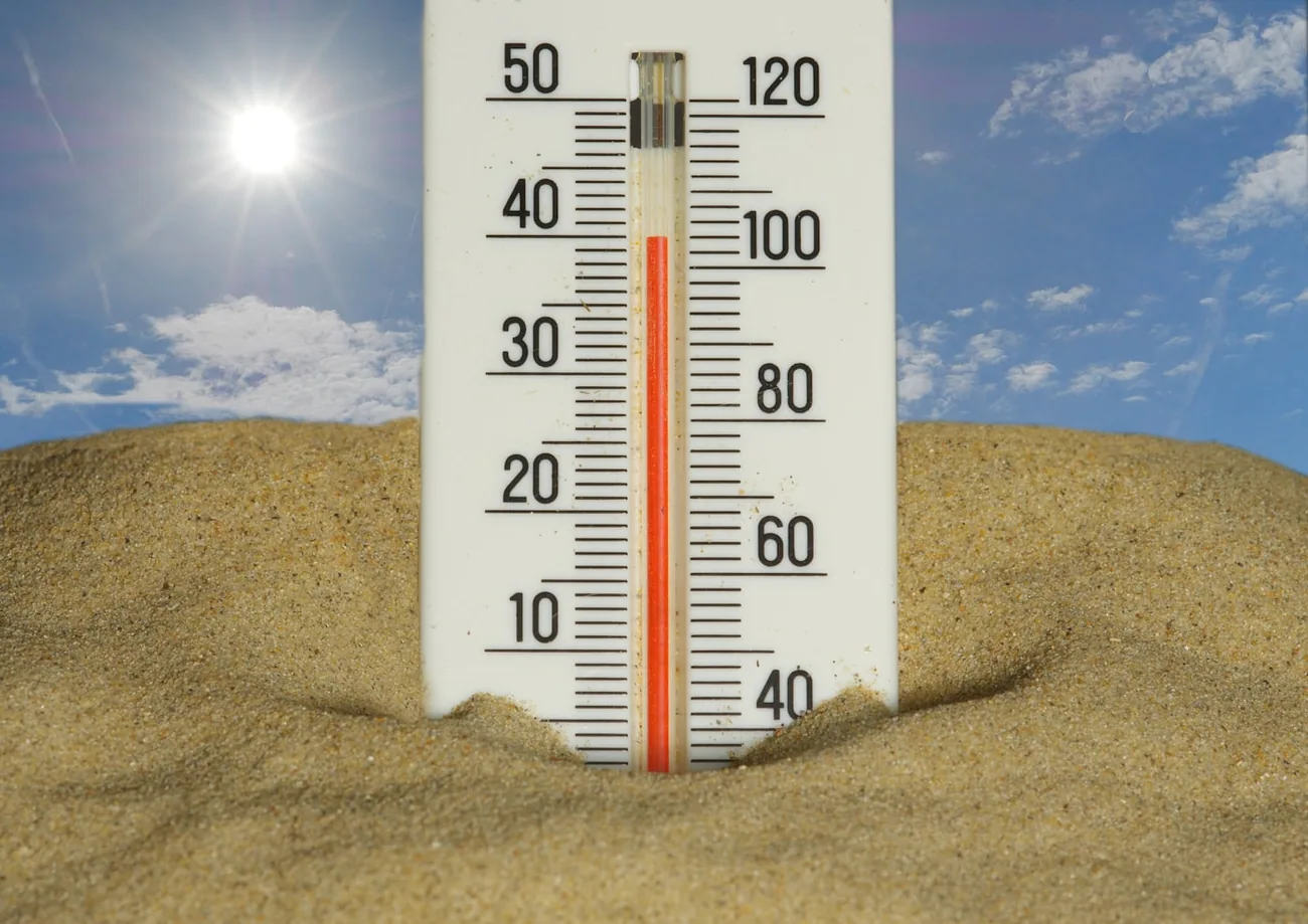 Termometer i sanden som viser nærmere 40 grader i stekende sol