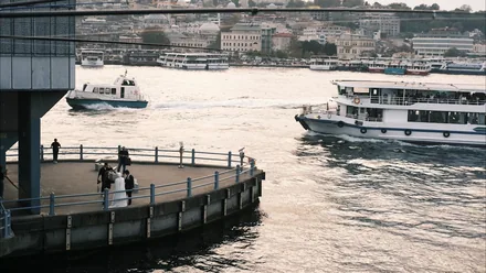 En passasjerferge full av folk går fra kai i Istanbul en grå ettermiddag