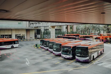 Rader med langdistansebusser under taket på en stor bussterminal