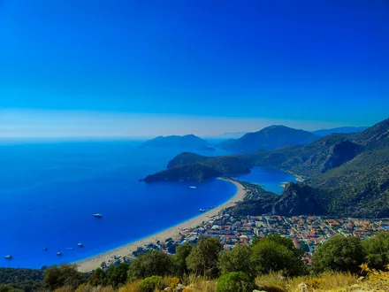 Ölüdeniz sett ovenfra med den blå lagunen, sandtangen og den skogkledde halvøya
