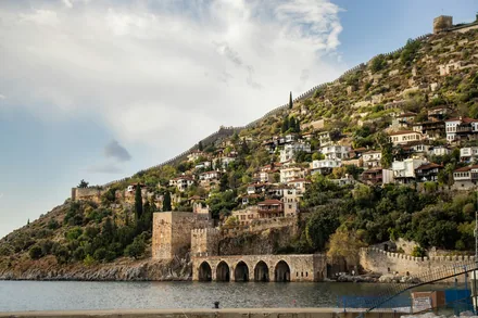 Borgfjellet i Alanya med Kızıl Kule og byen nedenfor