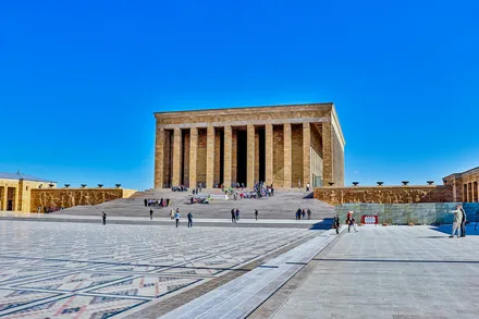 Anıtkabir i Ankara med søylehallen og den store plassen