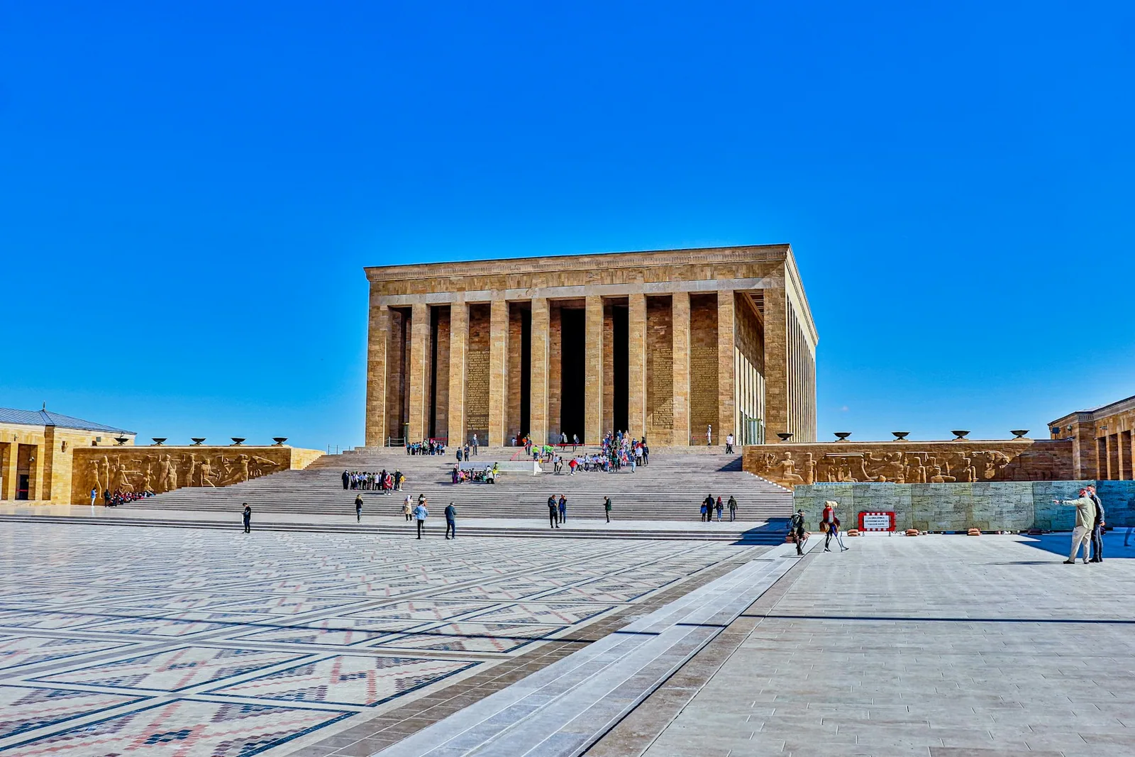 Anıtkabir i Ankara med søylehallen og den store plassen