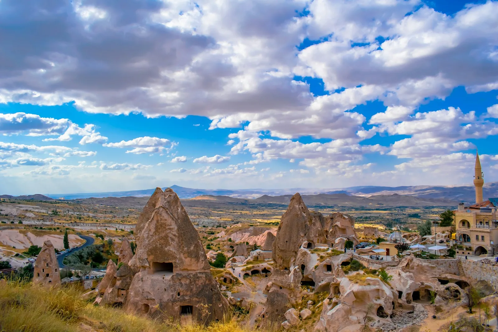 Göreme i Kappadokia med hus bygget inn i tuffsteinsformasjonene