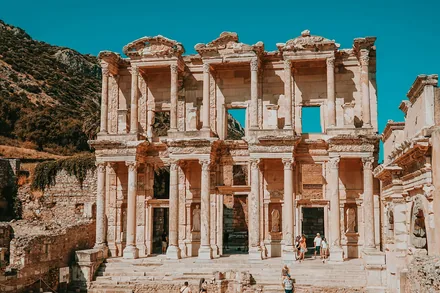 Celsus-biblioteket i Efesos med besøkende foran fasaden