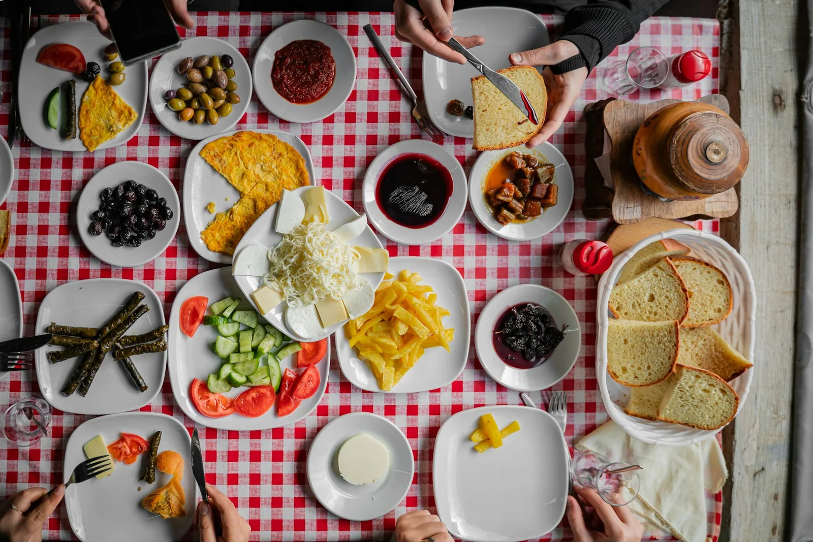 Tyrkisk frokostbord dekket med små retter, oster, oliven og te