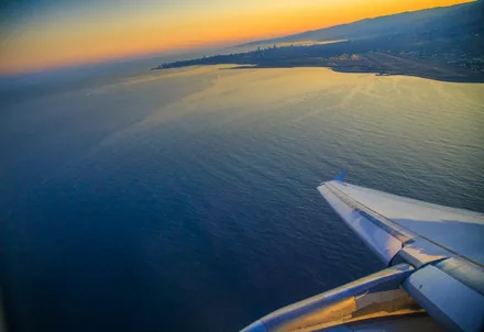 Flyvinge over Middelhavet i gyllent kveldslys