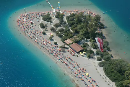 Den blå lagunen i Ölüdeniz sett ovenfra, med den lange sandtangen ut i havet