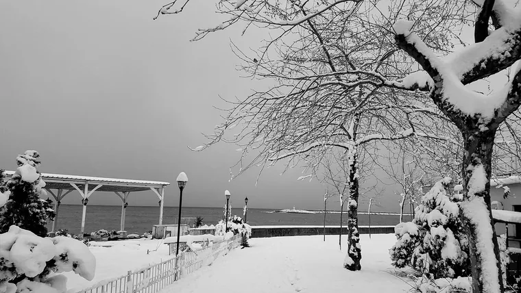 Snødekt promenade ved sjøen