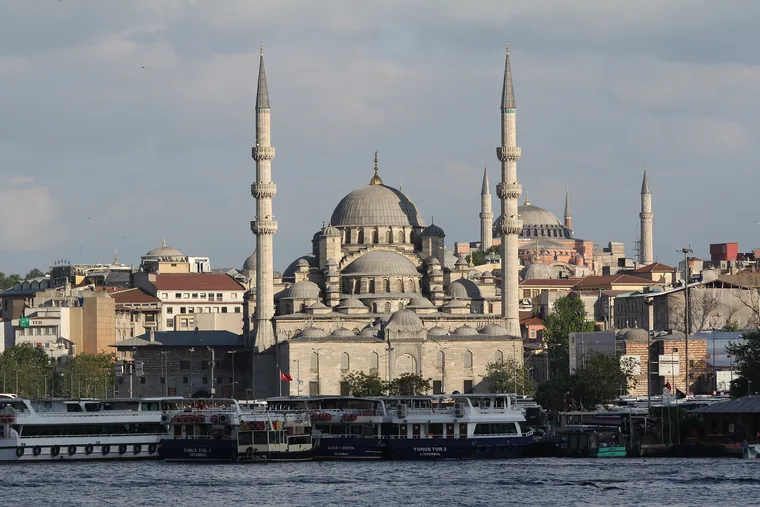 Yeni Cami ved Gullhornet med byfergene foran