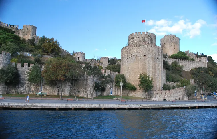 Rumeli Hisarı i full bredde ned mot sundet