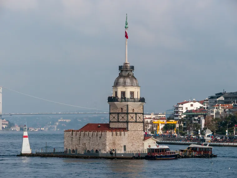 Jomfrutårnet på holmen med Bosporosbroen bak