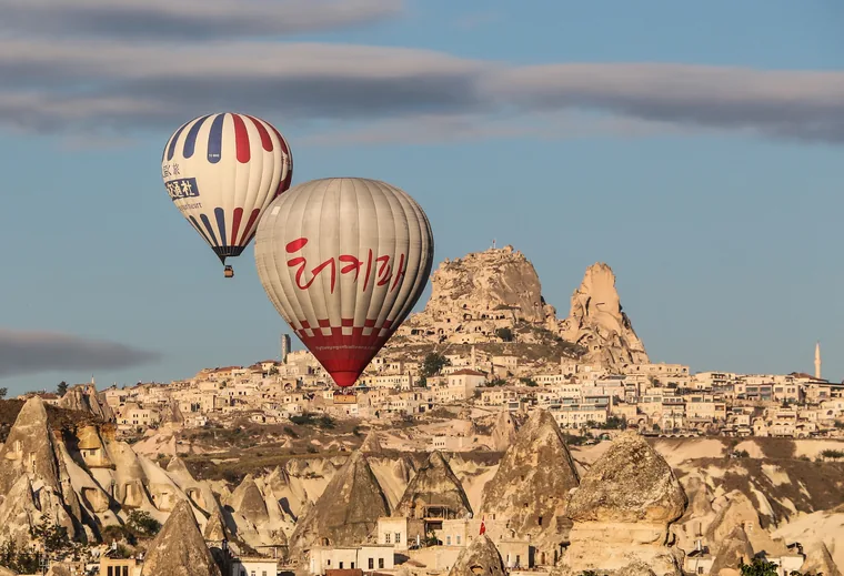 Ballonger over landsbyen i morgenlys