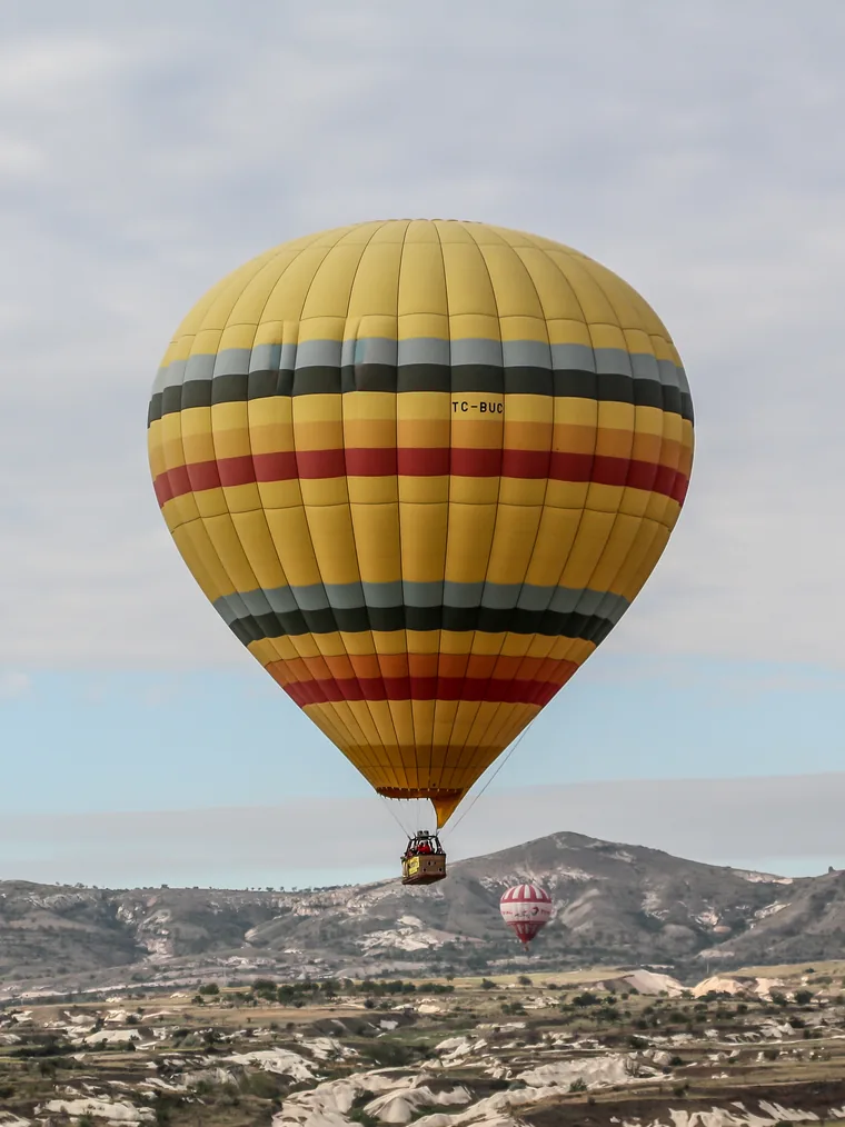 Ballong stiger over dalen