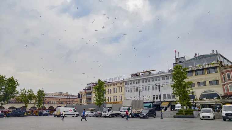 Byplass med parkerte biler langs kanten