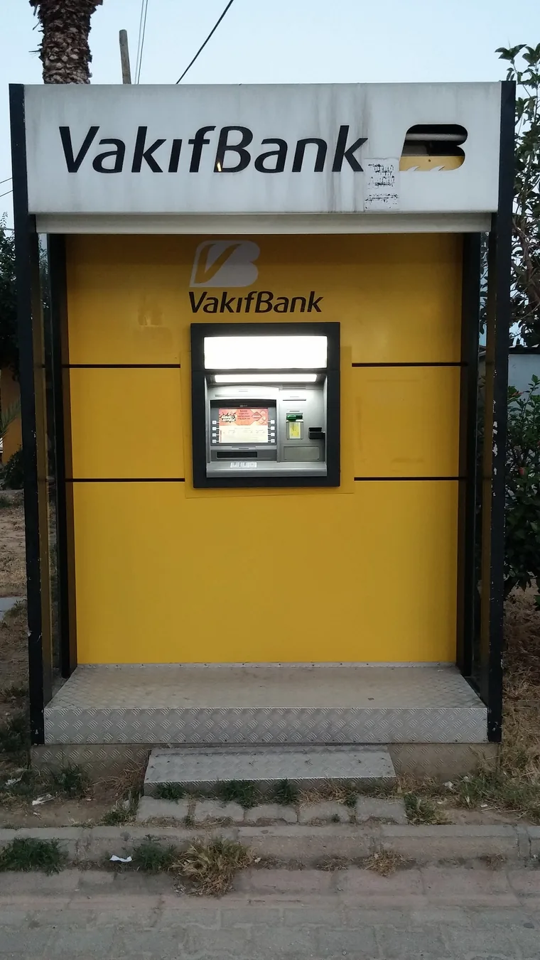 Minibank i en gul husvegg