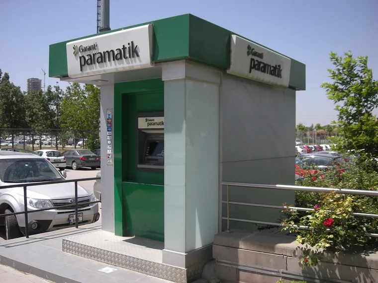 Fristående minibankkiosk på parkeringen