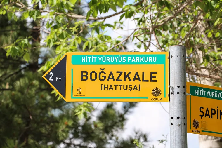 Veiskilt på tyrkisk med avstand i kilometer