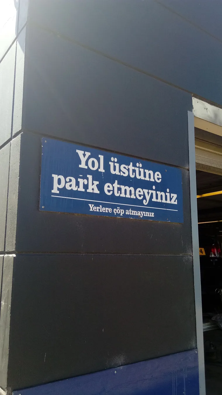 Skilt: «Yol üstüne park etmeyiniz» – ikke parker i veibanen