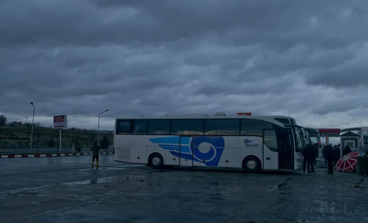 Bussene står oppstilt en grå morgen