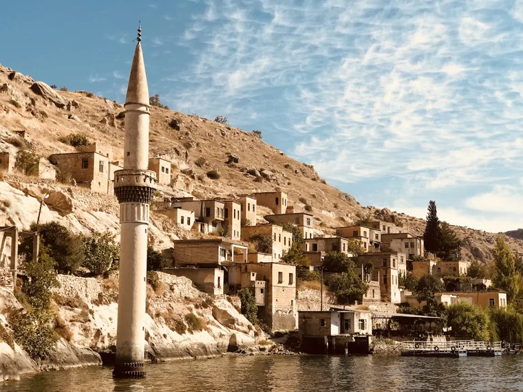 Halfeti ved Eufrat, der minareten står halvt under vann
