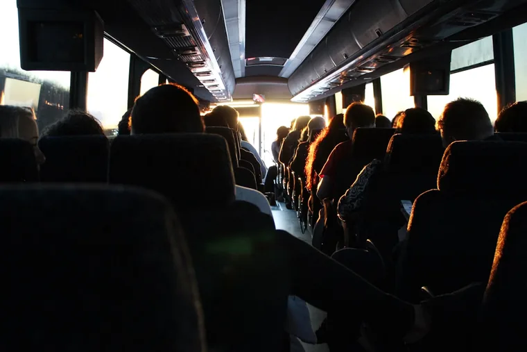 Fullsatt buss i motlys