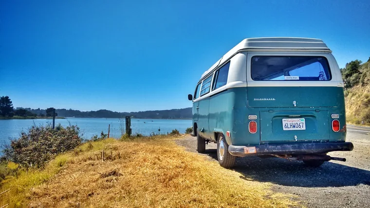 Campingbussen på vei langs kysten